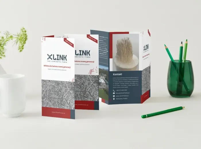 Потрійний буклет XLINK на столі — розгортка з описом продукту, фото виробництва та контактами